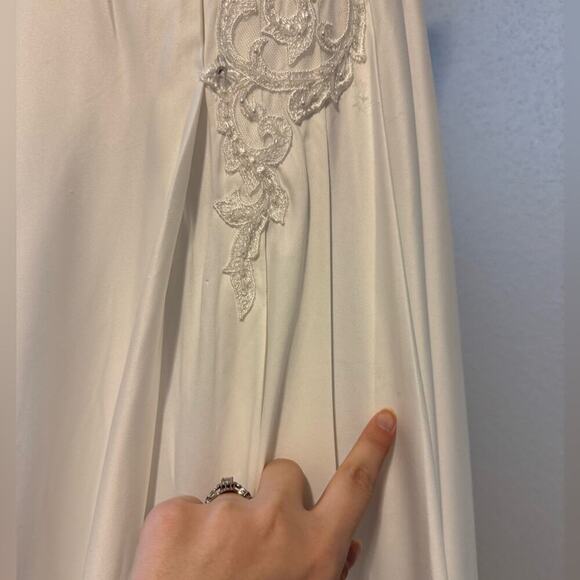 NWT L’amour Claudia White Lace Plunge Neckline Wedding Dress with Slit Size 6 - Picture 14 of 16